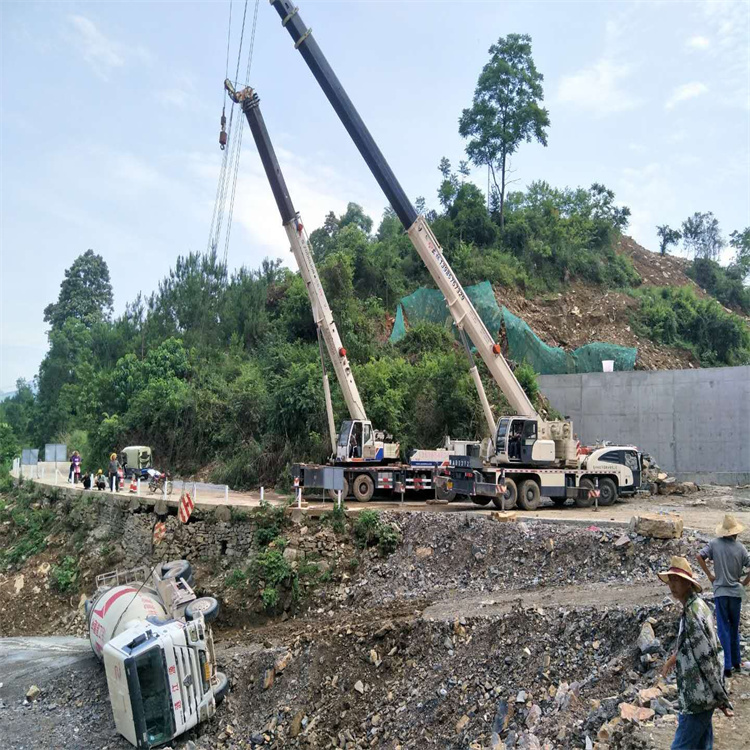 碧江汽车掉沟里叫吊车救援要多少钱